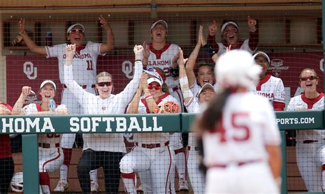 Oklahoma ties DI record with 47th straight win, 9-2 over Clemson